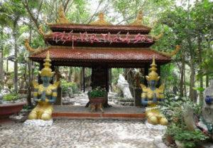 cổng chùa pháp viện thánh sơn